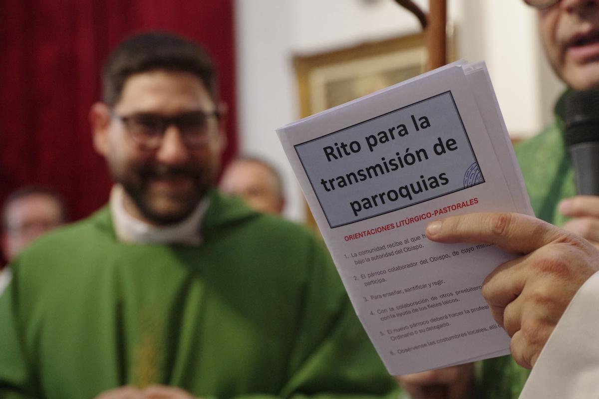 Toma de posesión del nuevo párroco de los Mártires, Isidro Calderón, en la Iglesia de San Juan