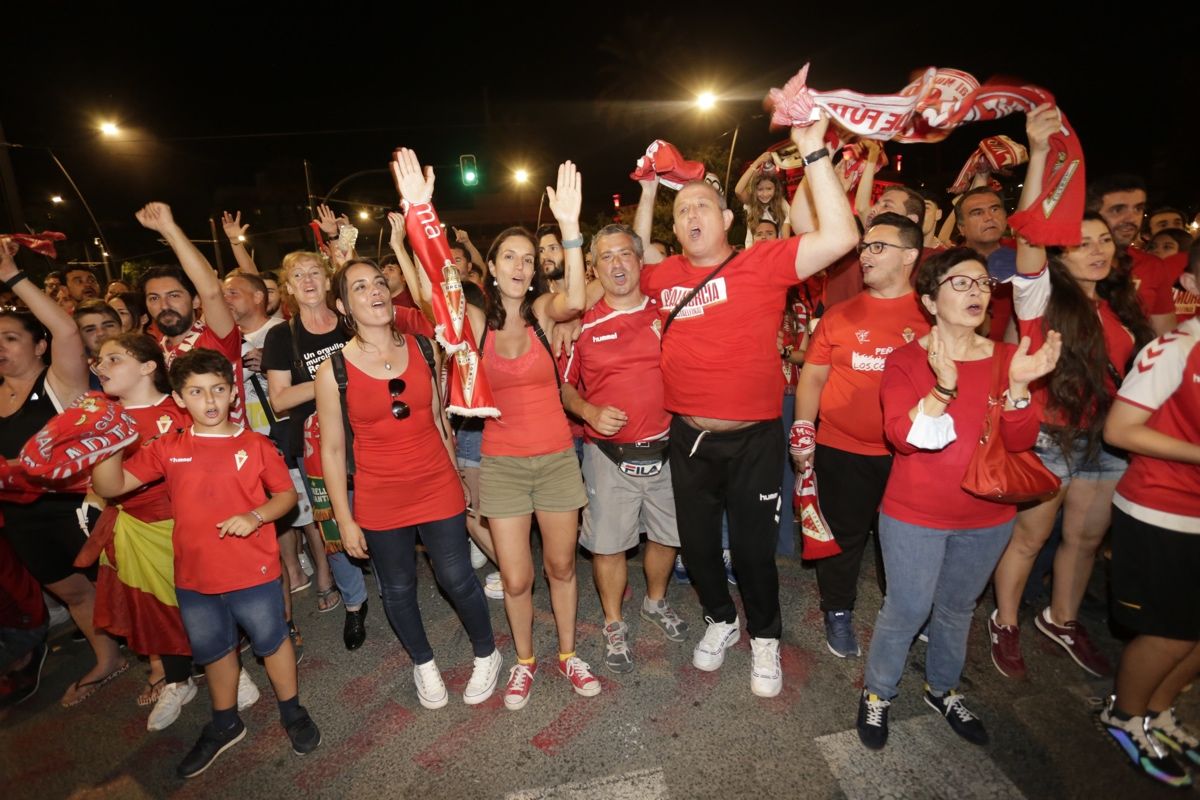 La Circular se llena para celebrar el ascenso del Real Murcia