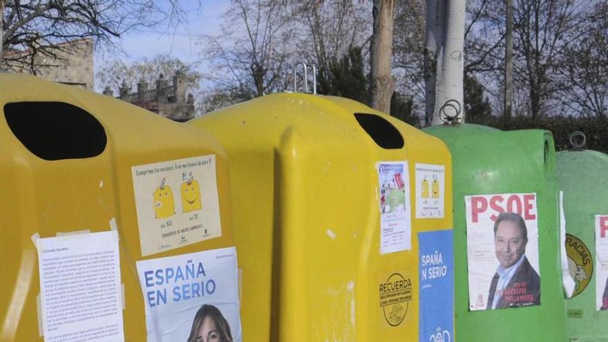 Carteles en el pueblo de Basardilla (Segovia), donde tiene una casa Gómez de la Serna, en los que le piden que reparta &quot;todo lo que ha ganado&quot;.