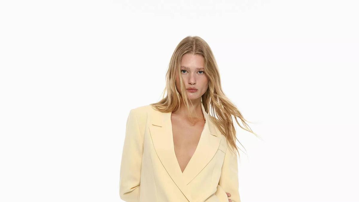 El amarillo mantequilla es el color estrella de la primavera y así es como puedes combinarlo
