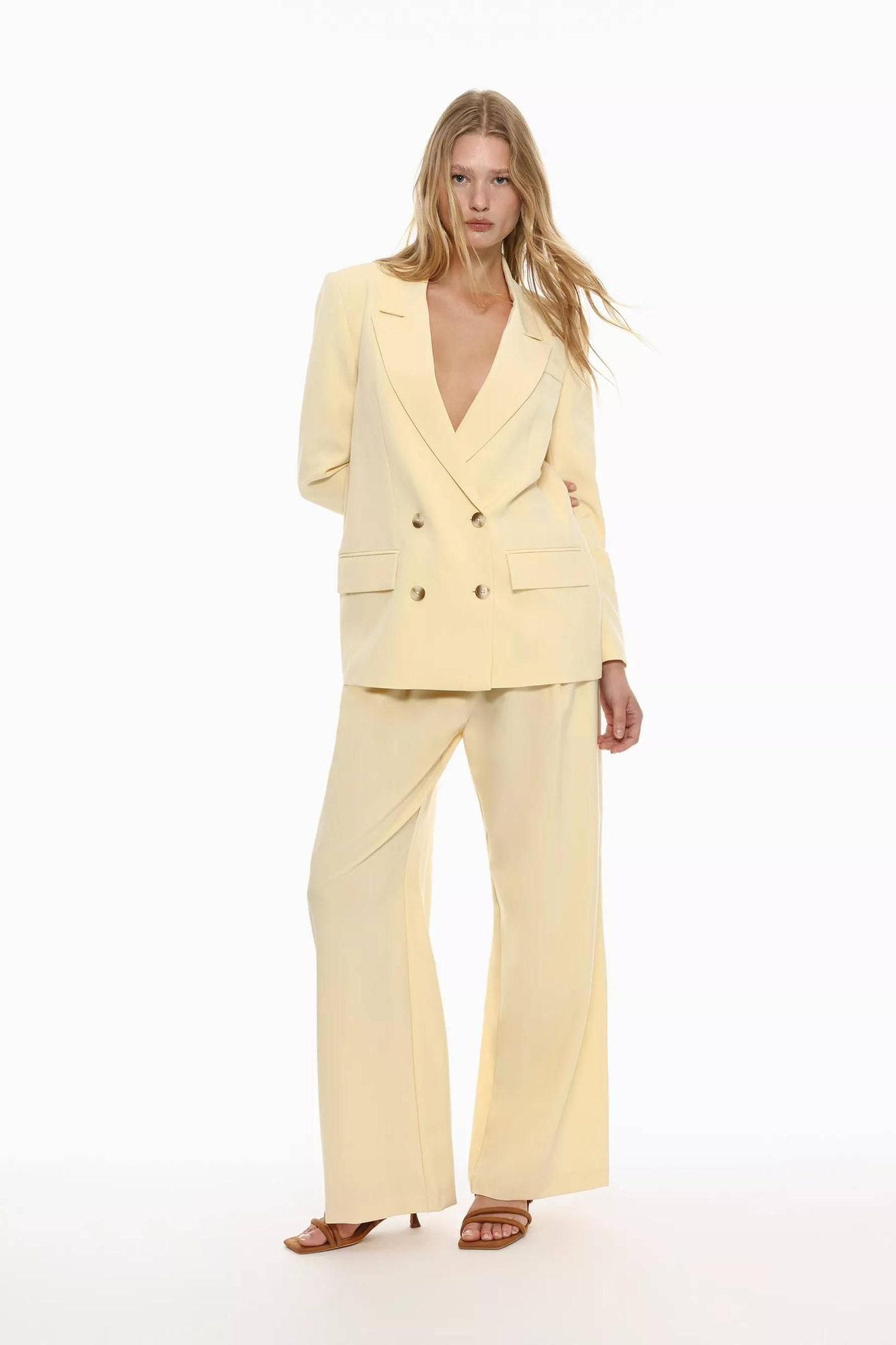 Traje amarillo mantequilla