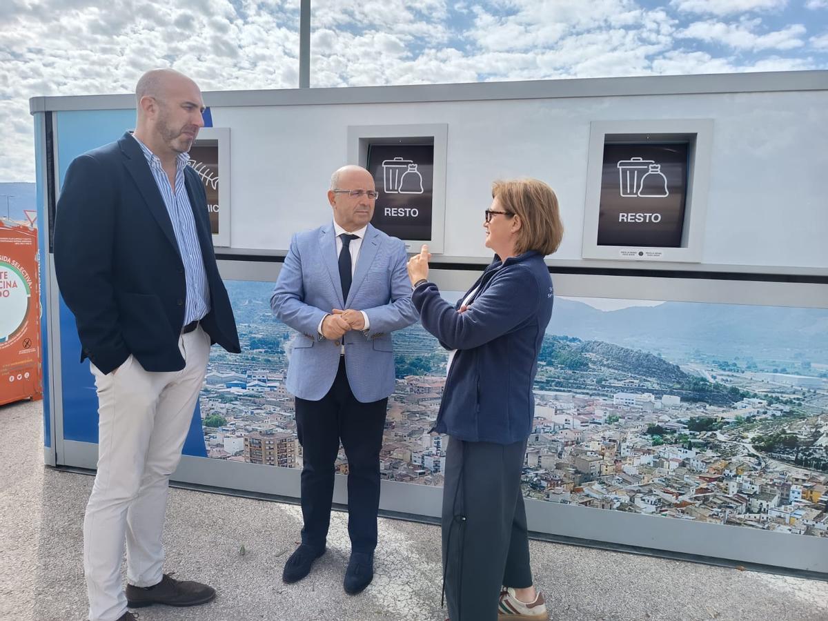El alcalde y el director general de Innovación durante su visita