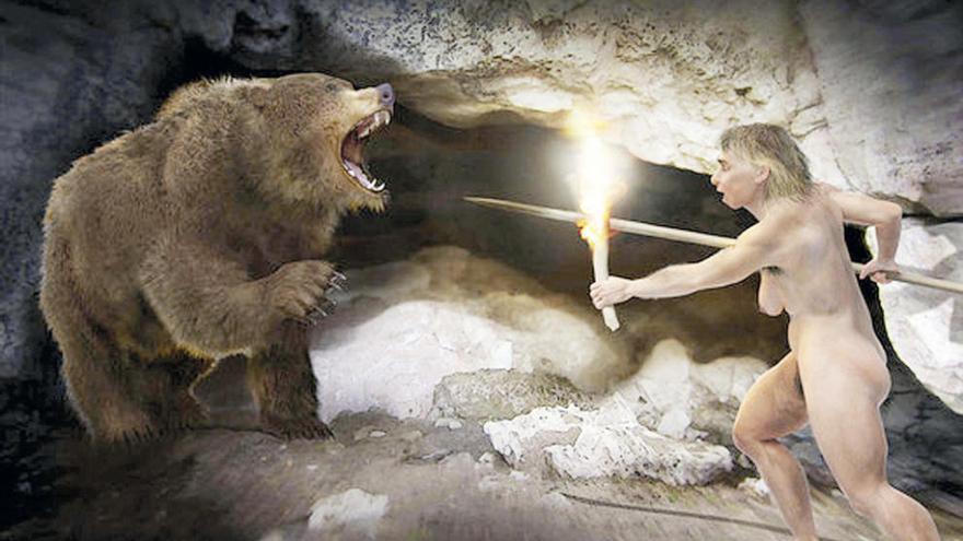 Reproducción de un humano luchando con un oso cavernario por el uso de una cueva. // José Antonio Peñas