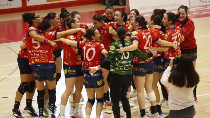 Las jugadoras del Porriño celebran su victoria en el derbi sobre el Guardés. // RICARDO GROBAS