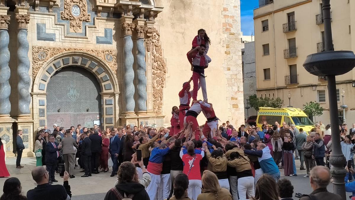 La plaza de la iglesia se llena de color y aplausos con las exhibiciones de las muixerangues de Vinaròs, Alginet y Els Ports.
