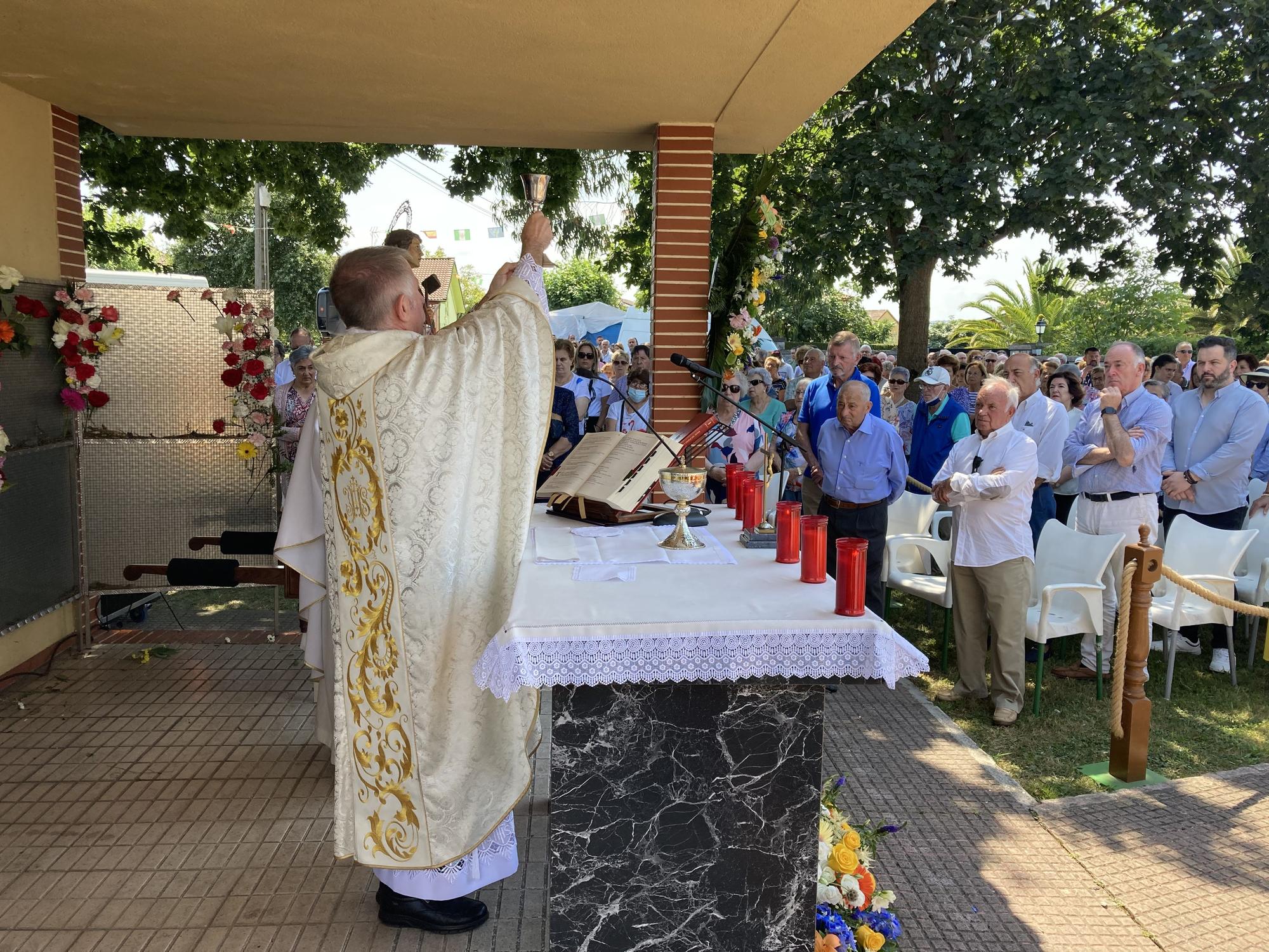 El Carbayu celebra su misa y su tradicional procesión que concluye con sorpresa: se presenta el nuevo himno en honor de Nuestra Señora del Buen Suceso