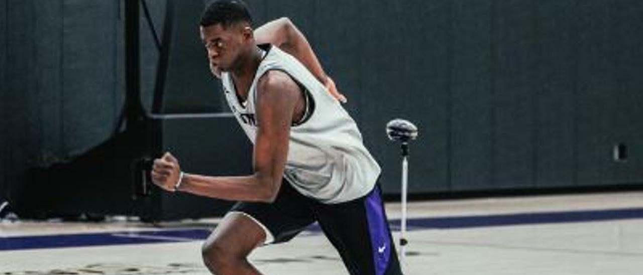 Yannick Nzosa, en un entrenamiento con los Kings.