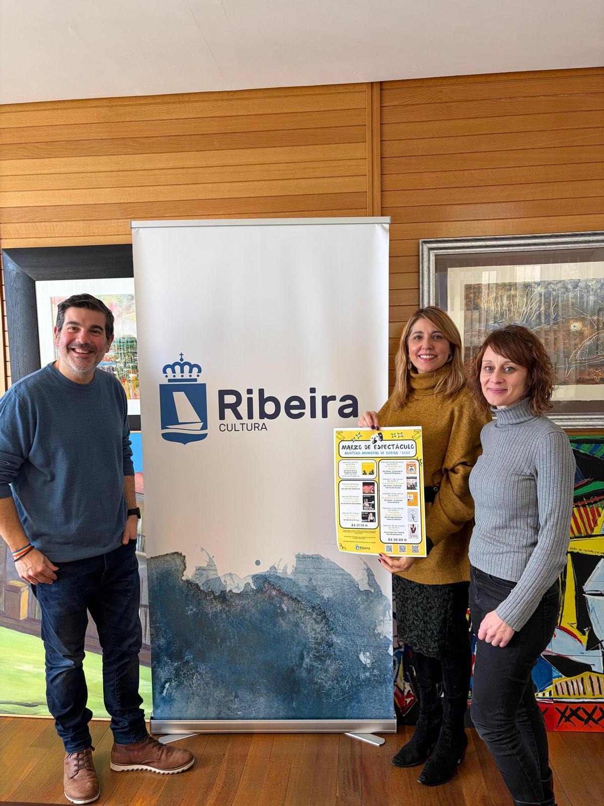 Ana Barreiro, centro, con técnicos de Cultura, na presentación do programa Marzo de espectáculo.