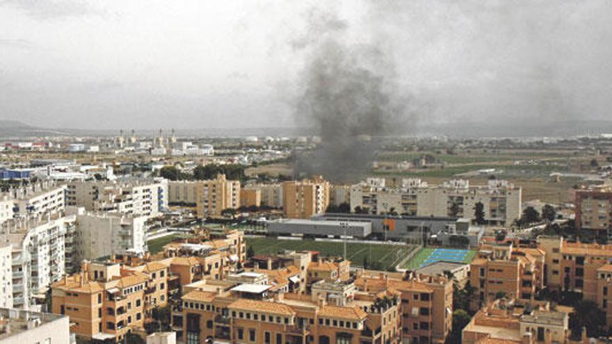 La columna de humo en es Molinar era visible de gran distancia.