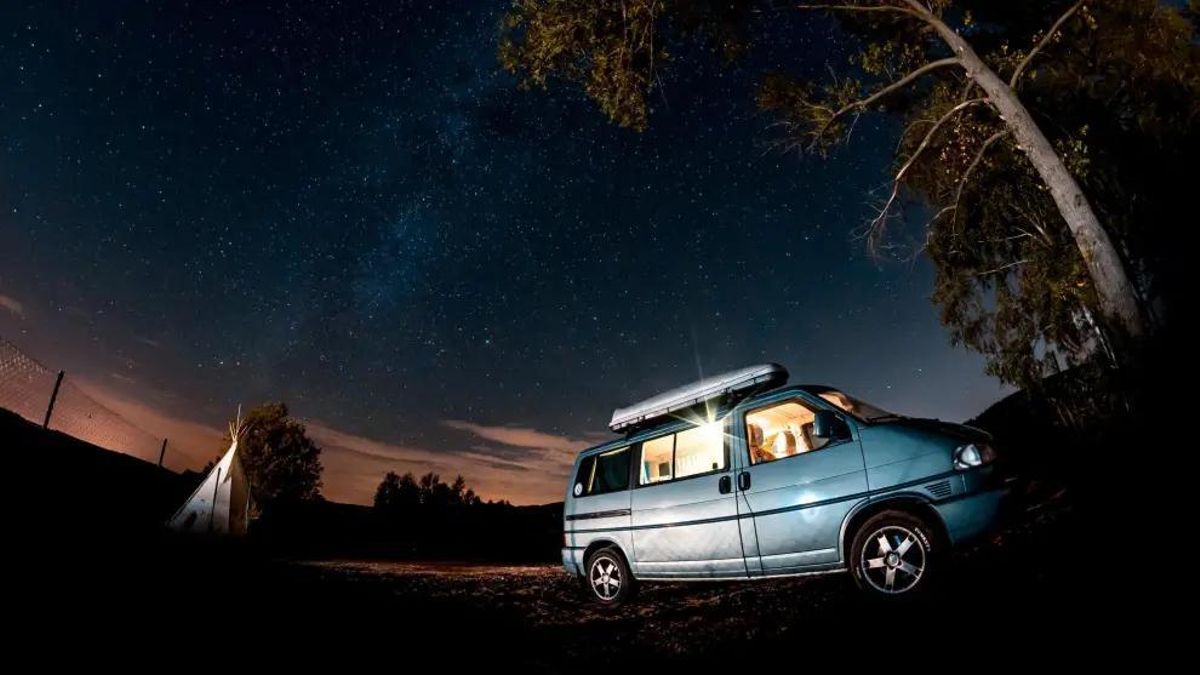 ¿Es legal dormir en el coche en España?