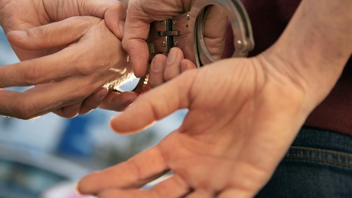 Un mosso fuera de servicio pilla a un ladrón intentando robar en una vivienda de Barcelona