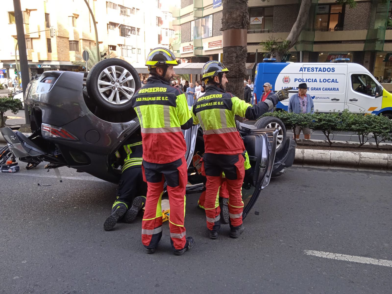 Un coche vuelca en Mesa y López.