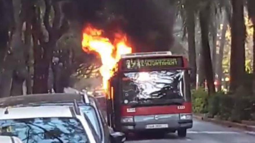 Arde una autobús de la EMT en Russafa