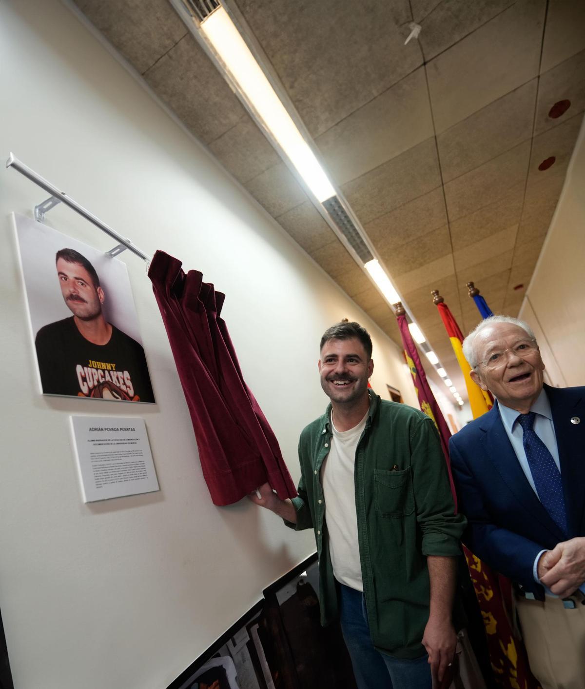 Adrián Poveda es incorporado al Rincón Alumni de la Facultad de Comunicación y Documentación