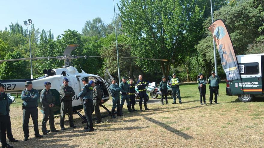 Guardia Civil del aire de León, Seprona y una unidad móvil de atención al peregrino, en la zona de la Pradera de Benavente. | E. P.