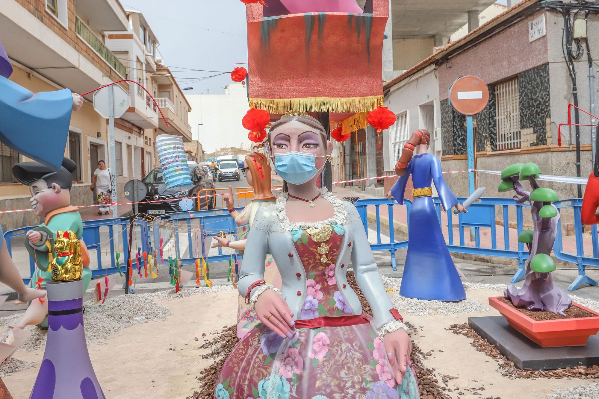 Hoguera del barrio de Los Molinos del Calvario en Torrevieja