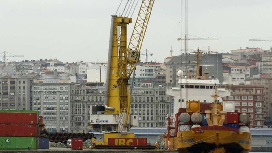 Un buque mercante carga contenedores en el puerto de A Coruña.