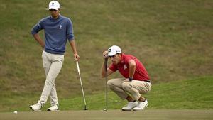 David Puig estudia un putt durante la primera vuelta en Macao