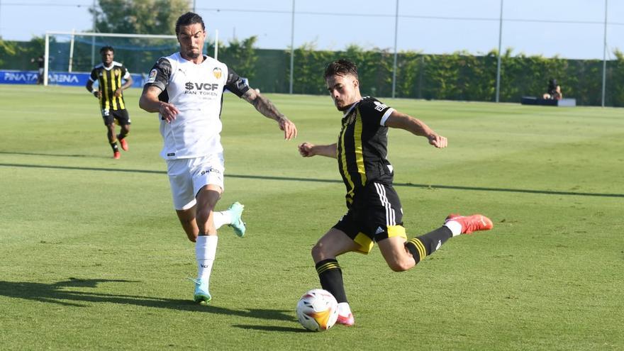 Chavarría centra un balón durante el partido contra el Valencia CF.