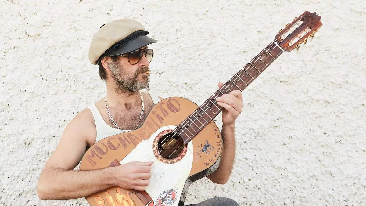 Muchachito Bombo Infierno: "Con la música tienes que invertir en cuerdas de guitarra, pero ahorras en psicólogos"
