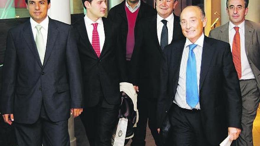 Por la izquierda, en primer término, Federico José Suárez y José Blásquiz; tras ellos, el edil José María Pérez, Pipo Prendes, miembro del CEDYPA, y Amador Robles, director general de Feve, el pasado lunes.