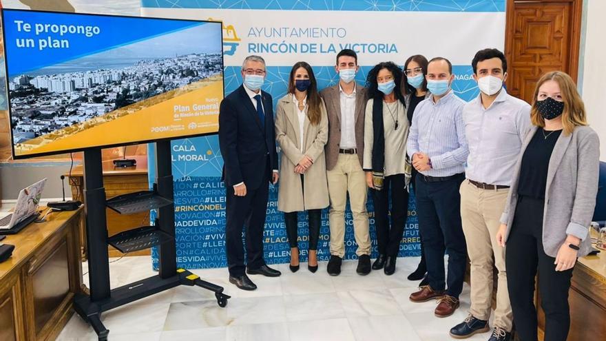 El alcalde, Francisco Salado, presenta la campaña junto con parte de su equipo. | L.O.