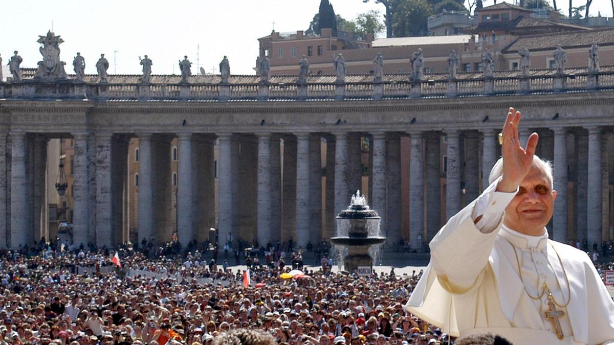 Benedicto XVI, poco después de ser elegido papa, saluda a los fieles durante la audiencia general celebrada en la plaza de San Pedro, el 27 de abril del 2005.