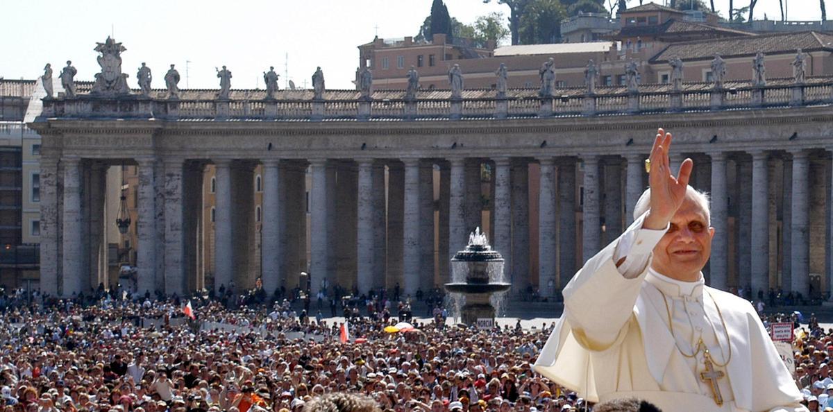 Benedicto XVI, poco después de ser elegido papa, saluda a los fieles durante la audiencia general celebrada en la plaza de San Pedro, el 27 de abril del 2005.