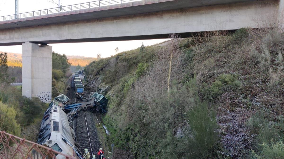 El tren descarrilado a su paso por A Xesta