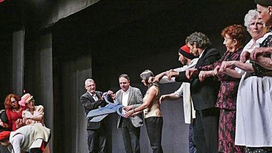 Els Carlins inaugura la reforma de la sala amb una festa