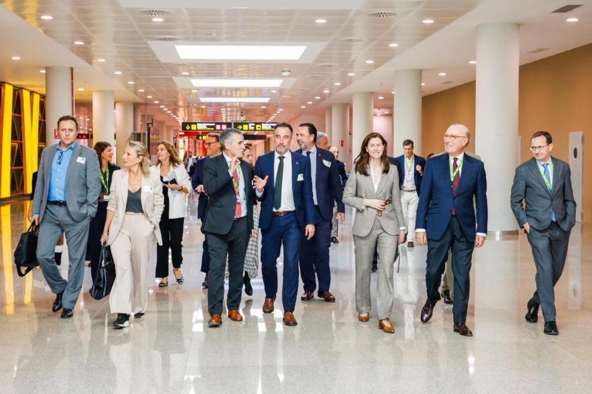 Los consellers del Govern y los responsabels de AENA, durante su última visita a las obras del aeropuerto de Palma.