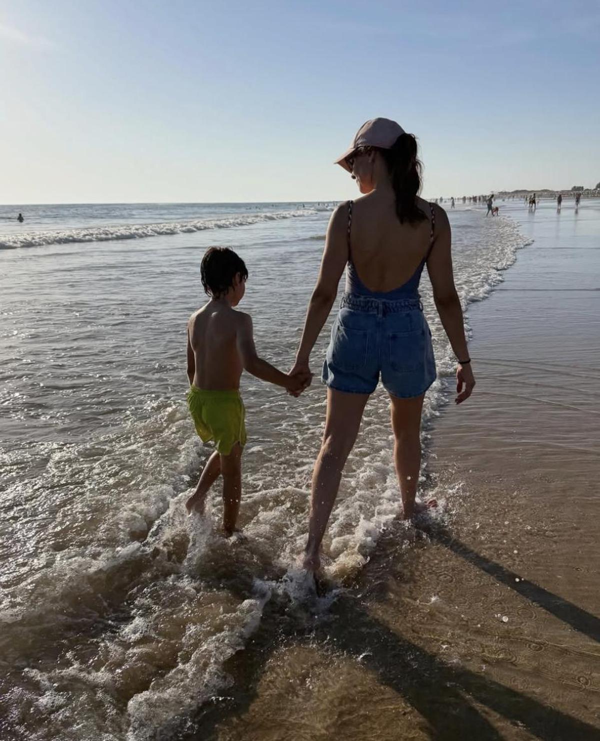 Eva González disfrutando de un día de playa junto a su hijo Cayetano
