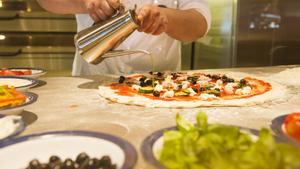 Los pasajeros comen 600 pizzas al día que preparan los chefs del crucero.