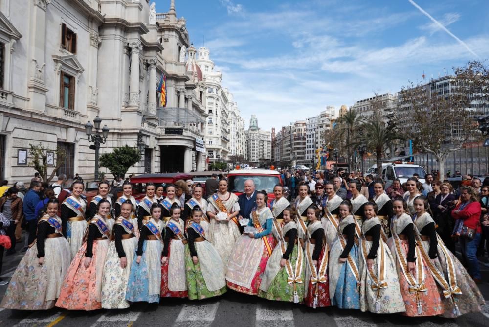 Salida de la ronda fallera de coches antiguos desde la plaza del Ayuntamiento de València.