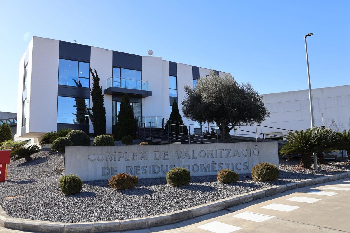 Acceso a las instalaciones de la planta de residuos de Guadassuar en València