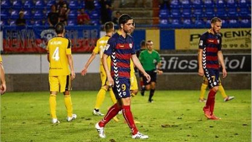 Juanjo, capcot després de la derrota contra l&#039;Osasuna en el primer partit de lliga.