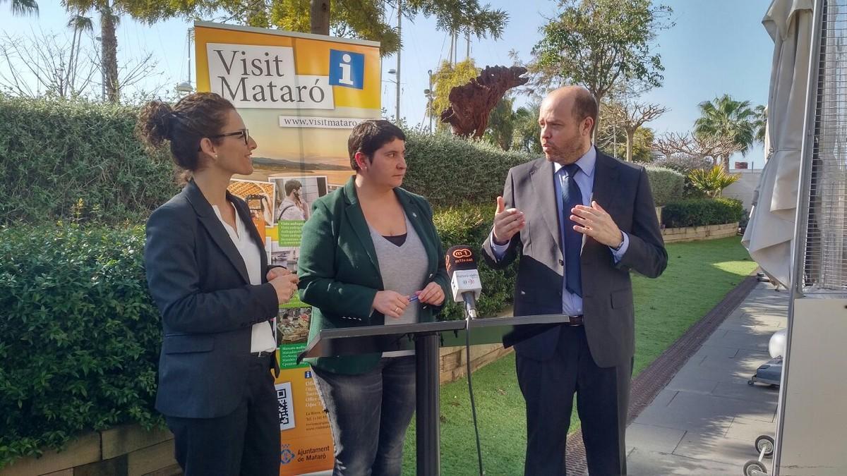 Dolors Guillén, regidora de Promoció Econòmica de Mataró, juntament amb Marta Marimon, de l’Hotel Atenea, i Manuel Auñon, de l’Hotel URH -abans NH Hotel-.  