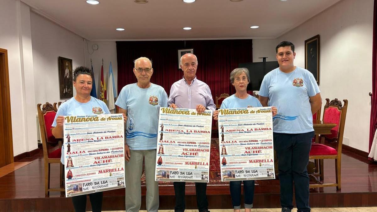 Miembros de la comisión y el alcalde con el cartel de las fiestas.