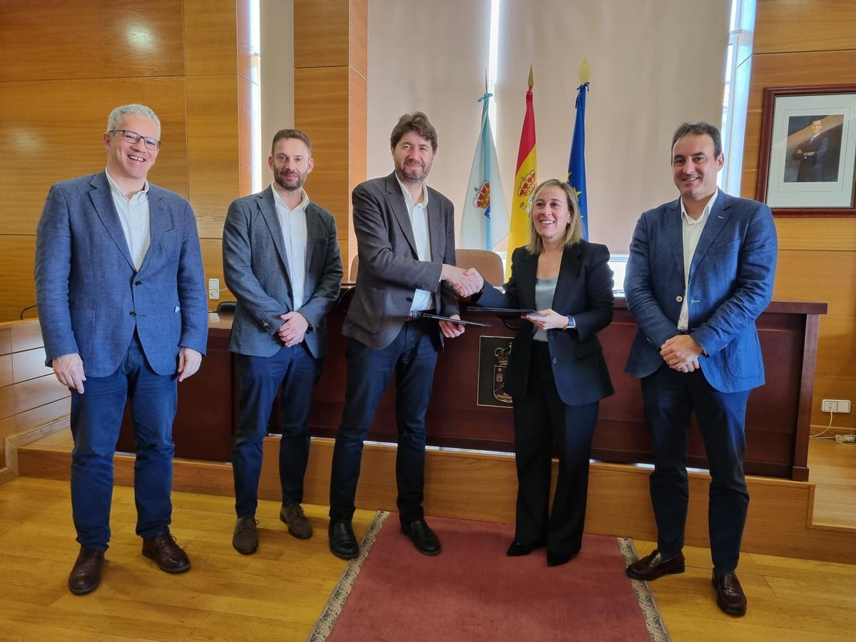 Firma del acuerdo de los autobuses municipales entre el Concello de Arteixo y la Xunta de Galicia