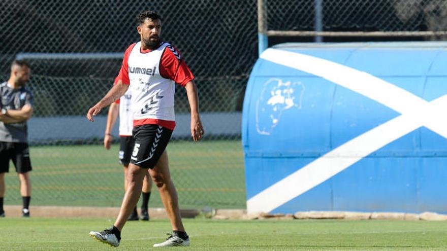 Alberto Jiménez, durante el entrenamiento que realizó el Tenerife ayer por la tarde en El Mundialito.