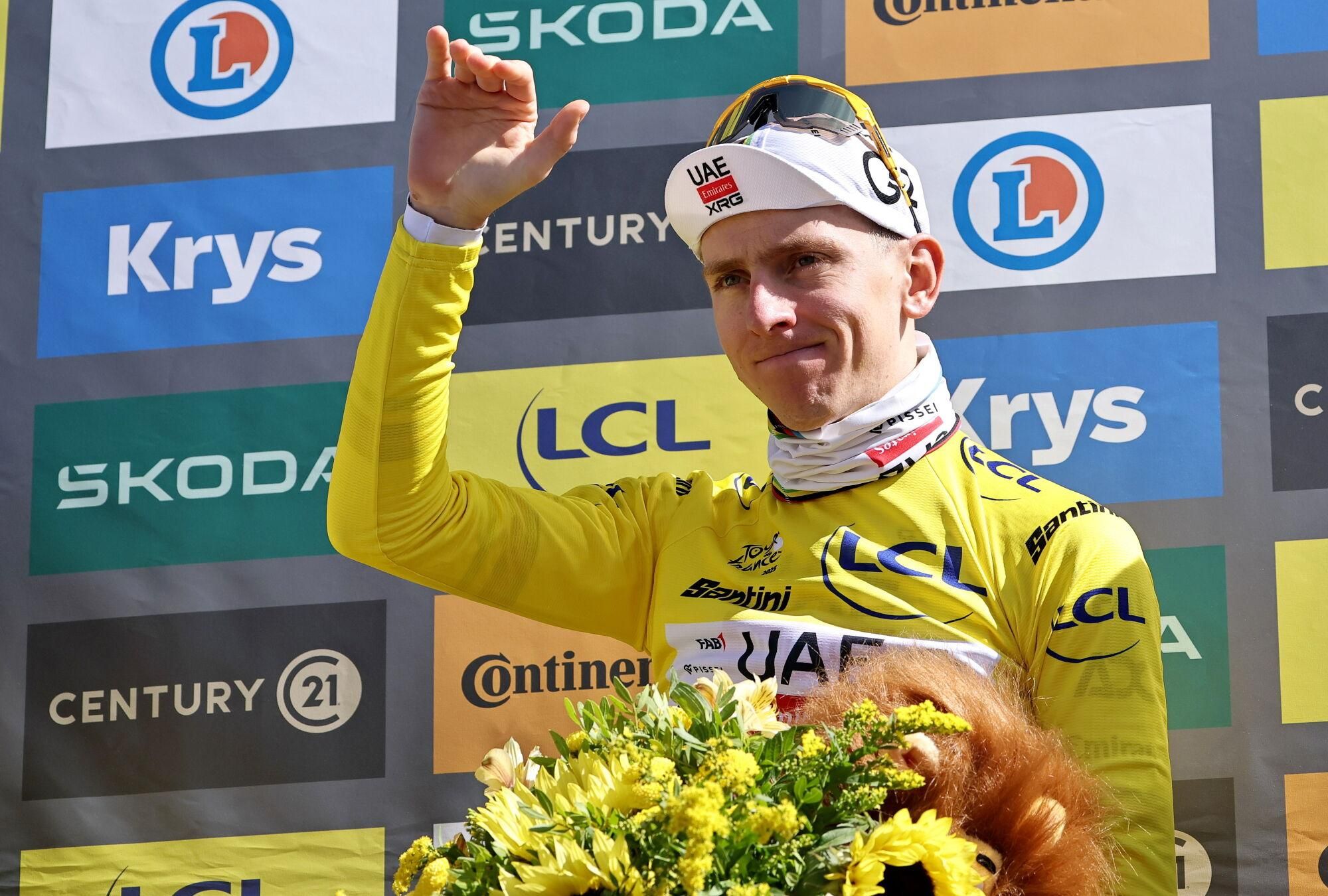 Mont Ventoux (France), 22/07/2025.- Yellow Jersey overall leader Slovenian rider Tadej Pogacar of UAE Team Emirates celebrates on the podium after the 16th stage of the Tour de France cycling race over 171.5km from Montpellier to Mont Ventoux, France, 22 July 2025. (Ciclismo, Francia) EFE/EPA/CHRISTOPHE PETIT TESSON