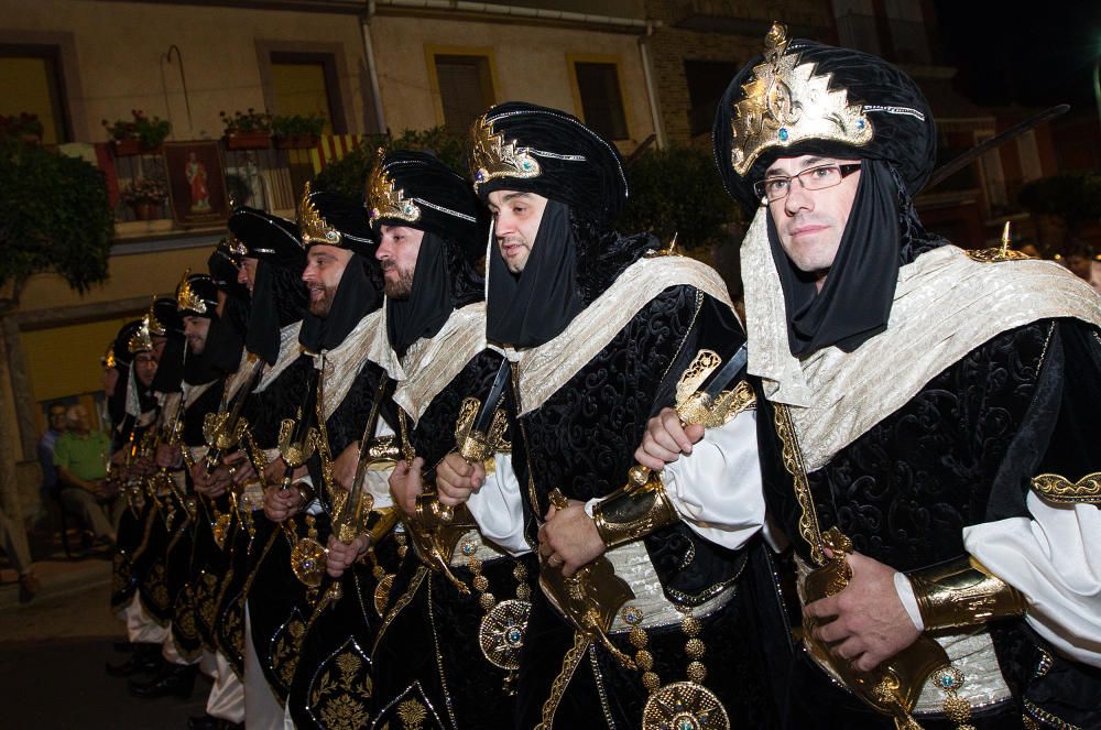 Los festeros tomaron ayer tarde el centro de Agost con una fastuosa Entrada Cristiana que llenó de música y fiesta las calles.