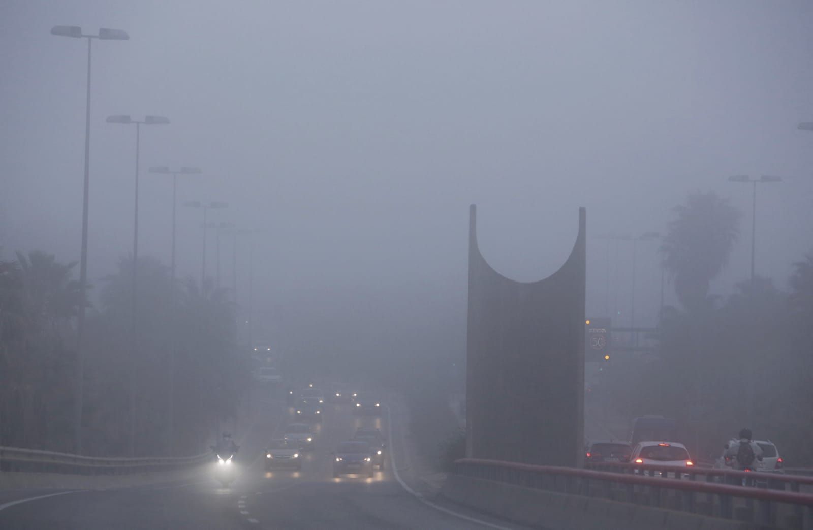 Alicante amanece cubierta de niebla