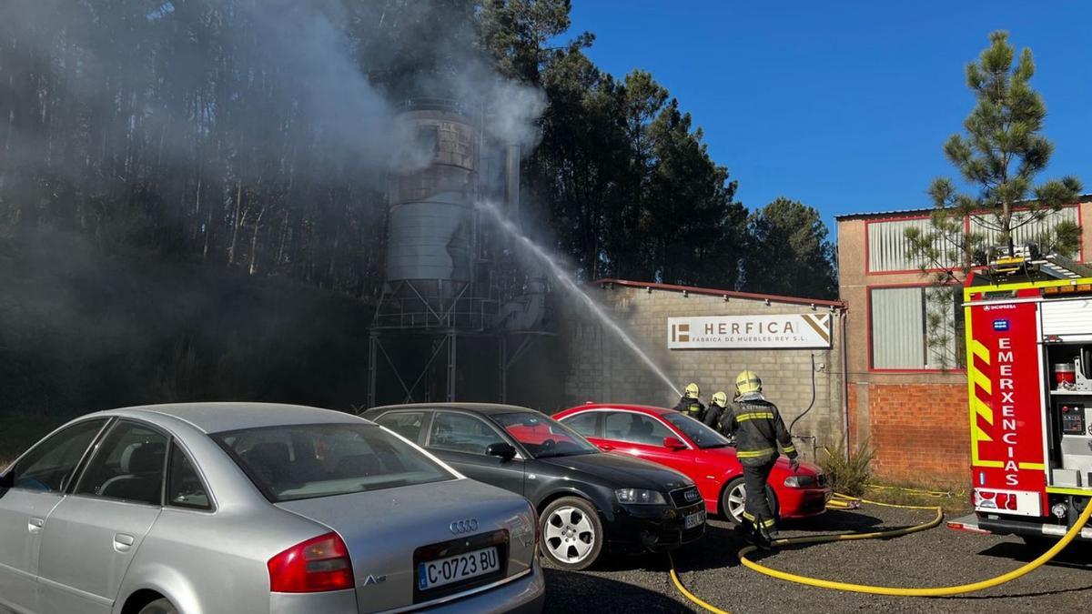 Emerxencias trabaja para apagar el incendio en el silo.  | // BERNABÉ/ANA AGRA