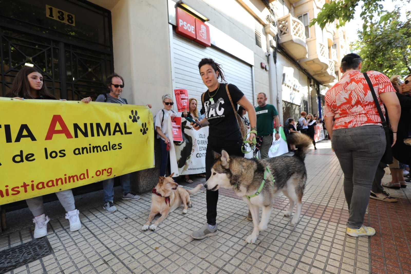 Protesta animalista ante la sede del PSOE en Zaragoza