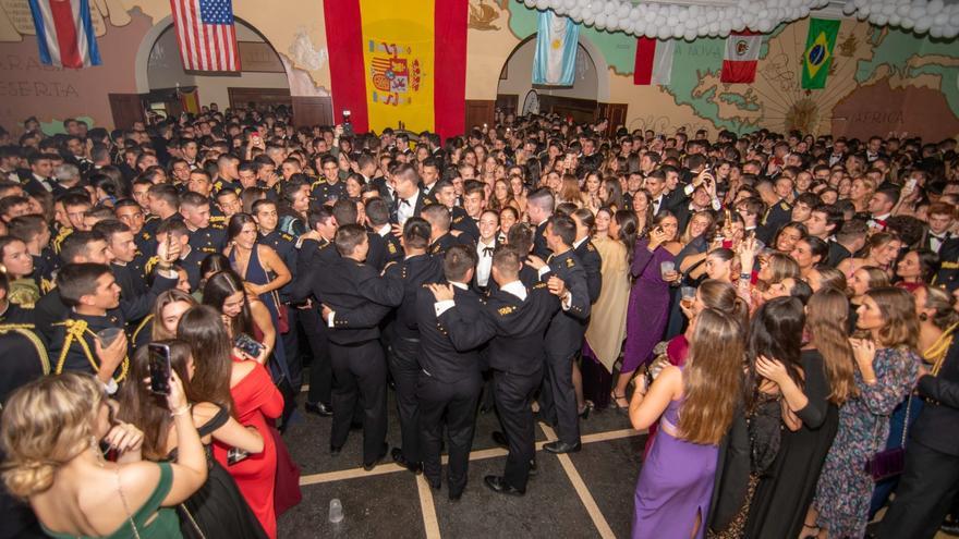 La Escuela Naval de Marín celebra el &quot;Baile del Ciento&quot;