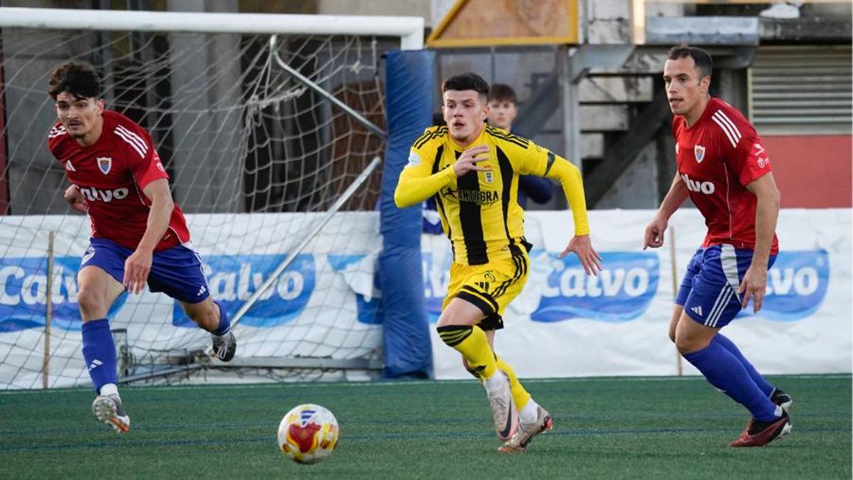 Adri Fernández pugna por un balón, ayer, ante el Bergantiños