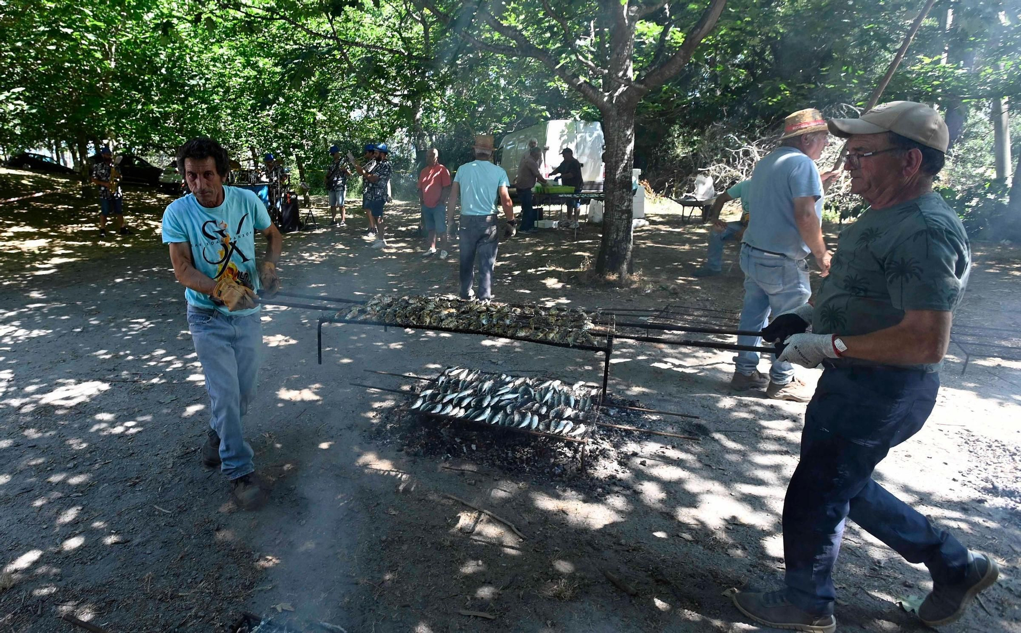 Monteferro saluda al verano con una 'sardiñada'