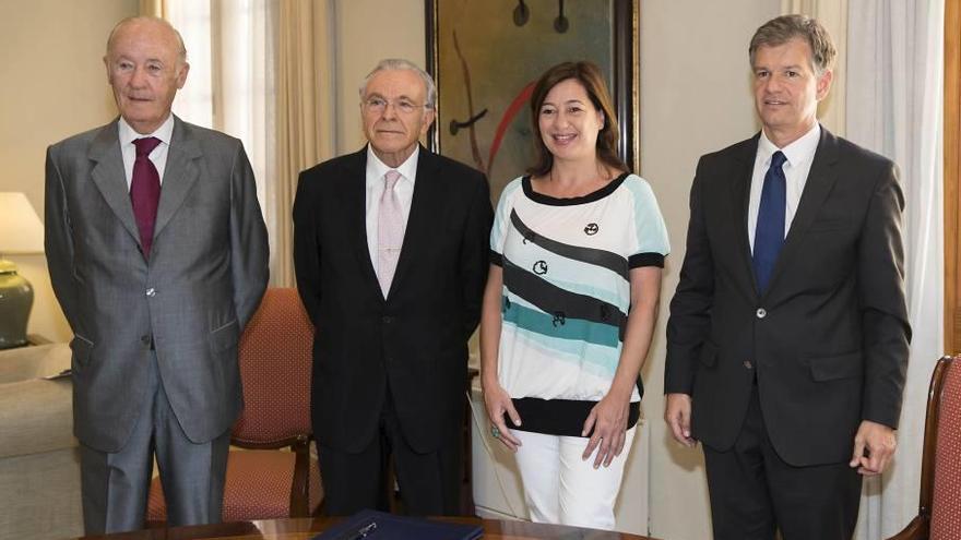 Conrado de Villalonga, Isidre Fainé, Francina Armengol y Xicu Costa tras firmar ayer el acuerdo.