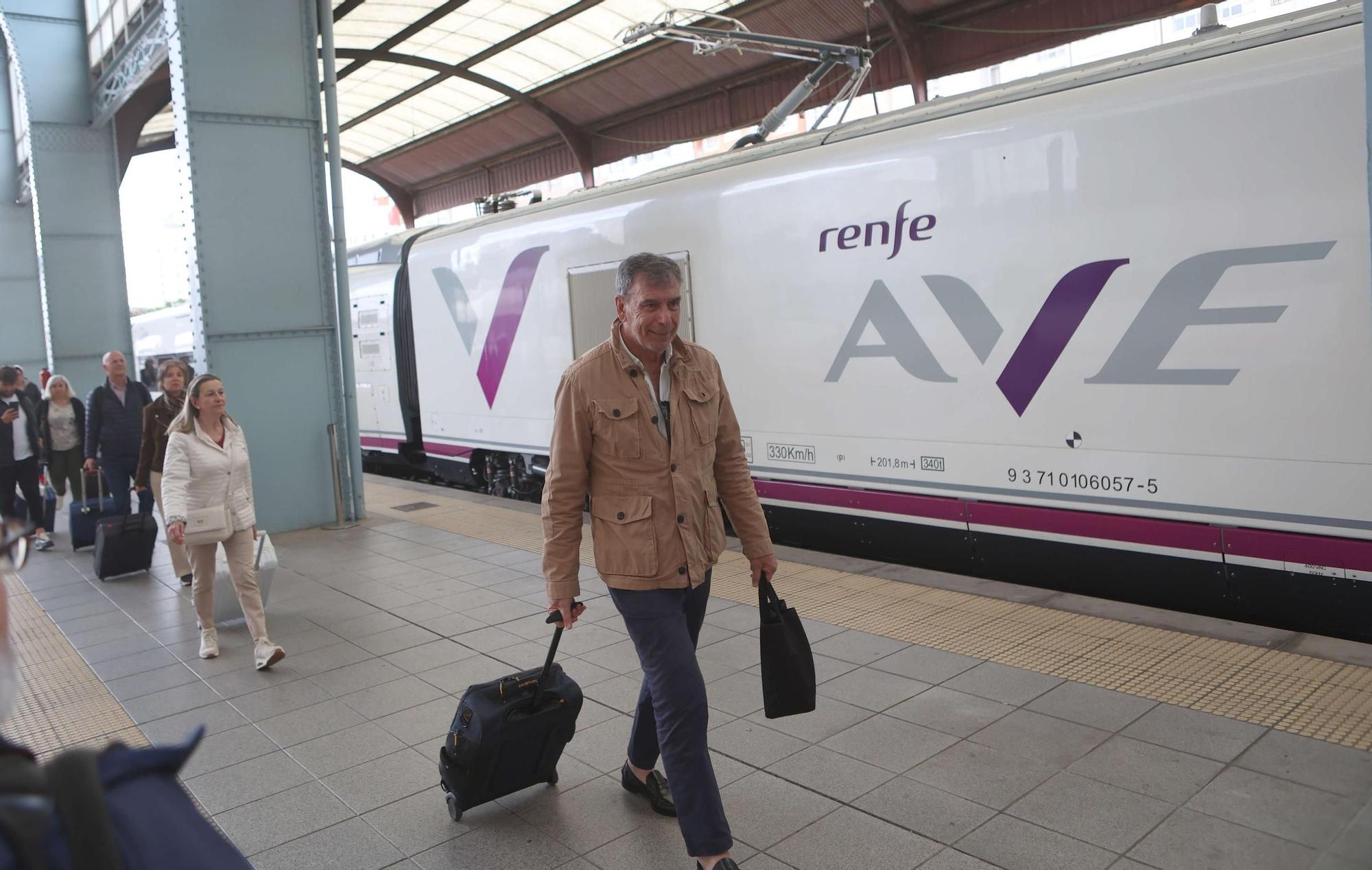 A Coruña estrena la alta velocidad con la llegada del primer AVE